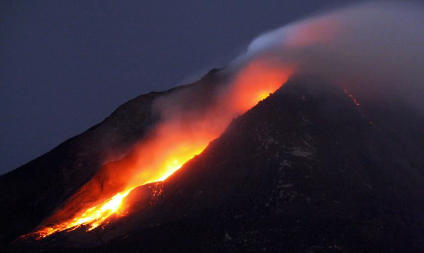Fotografía de larga exposición que muestra lava fundida saliendo del crater del Monte Sinabung./ EFE / Dedi Sahputra