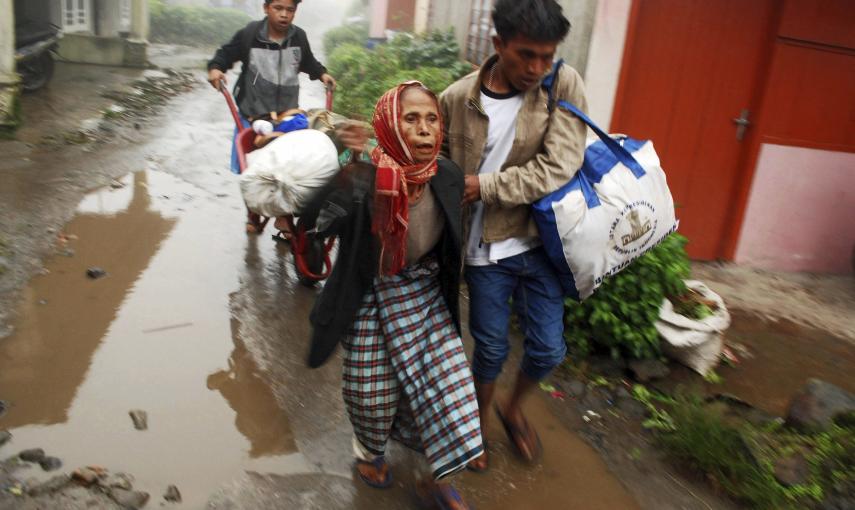 Varias personas son evacuadas del pueblo Kuta Tengah, en Karo, norte de la isla de Sumatra, Indonesia./ EFE / Rony Muharrman