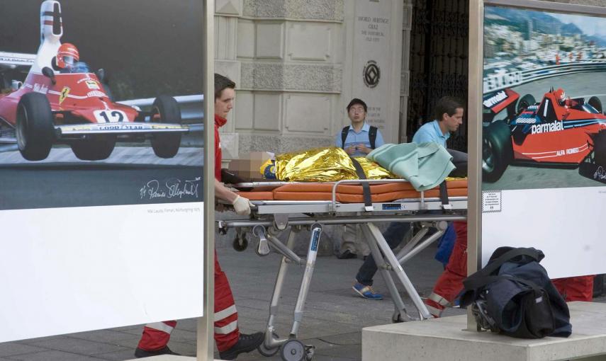 Los servicios sanitarios atienden a una víctima del atropello en Graz, Austria. -EFE