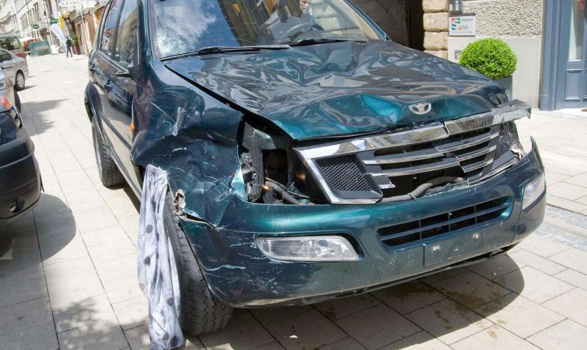 Estado del vehículo responsable del atropello en Graz, Austria. El conductor, detenido, era una joven de origen bosnio.-  EFE/EPA/ELMAR GUBISCH