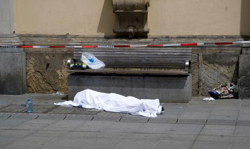 El cuerpo de una de las tres víctimas mortales en el atropello múltiple del Graz, Austria.- AFP