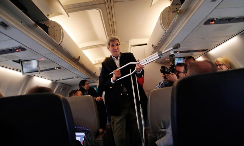 El secretario de Estado estadounidense, John Kerry, juega con sus muletas mientras habla con los reporteros antes de partir para Viena, Austria.- CARLOS BARRIA (AFP