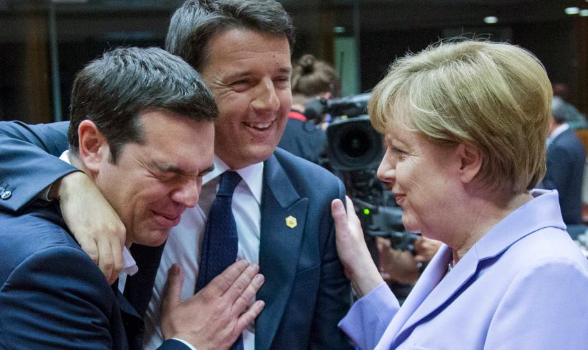 Tsipras, Renzi y Merke, durante la cumbre de líderes de la UE, en Bruselas.- YVES HERMAN (REUTERS)