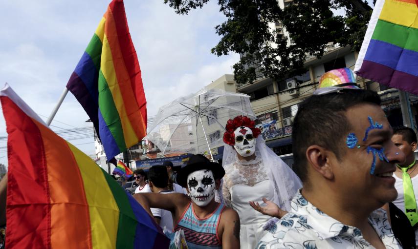 En la capital de Panamá, los asistentes a la marcha del Orgullo Gay lucen vistosos disfraces y máscaras. REUTERS