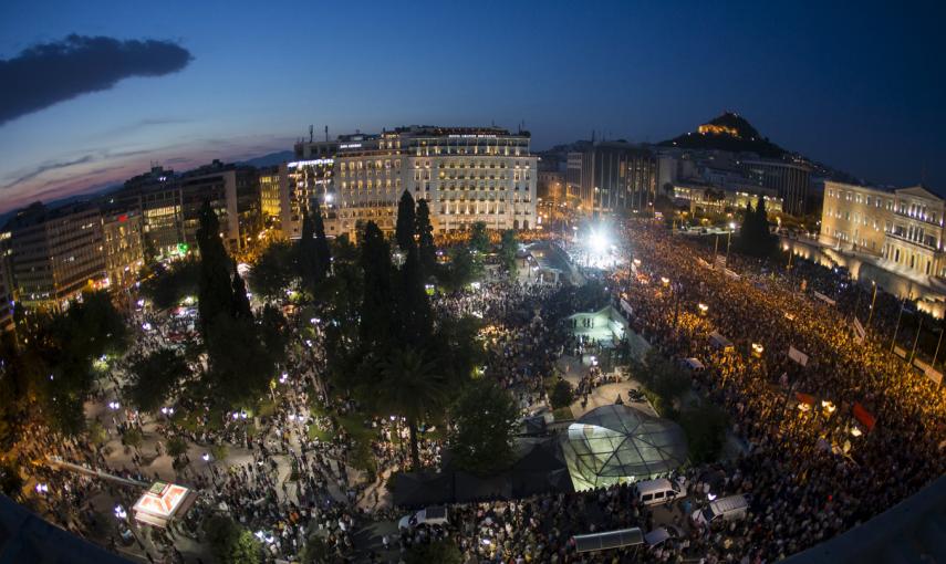 Los manifestantes llenan los alrededores del Parlamento Griego, en Atenas, en contra del la austeridad y a favor del 'NO' en el referéndum.-  REUTERS / Marko Djurica