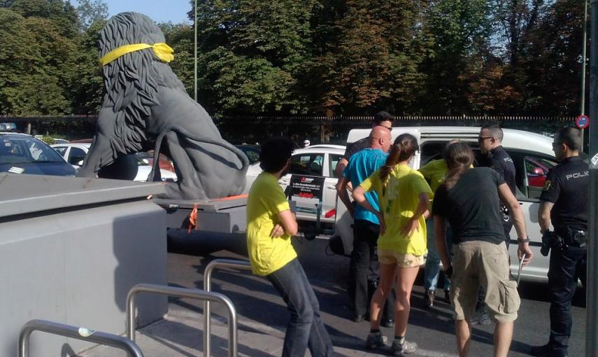 El vehículo fue detenido en la madrileña Puerta de Alcalá. Los pasajeros llevaban camisetas de la ONG, que esta mañana también colocó una pancarta contra la 'Ley Mordaza' en una grúa junto al Congreso.- PABLO OLIVEIRA