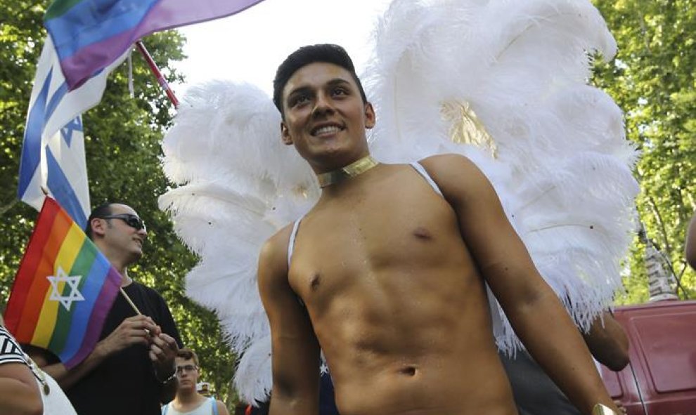 Un participante del tradicional desfile del Orgullo Gay que hoy recorre las calles de Madrid con el lema "Leyes por la igualdad real ¡Ya!"