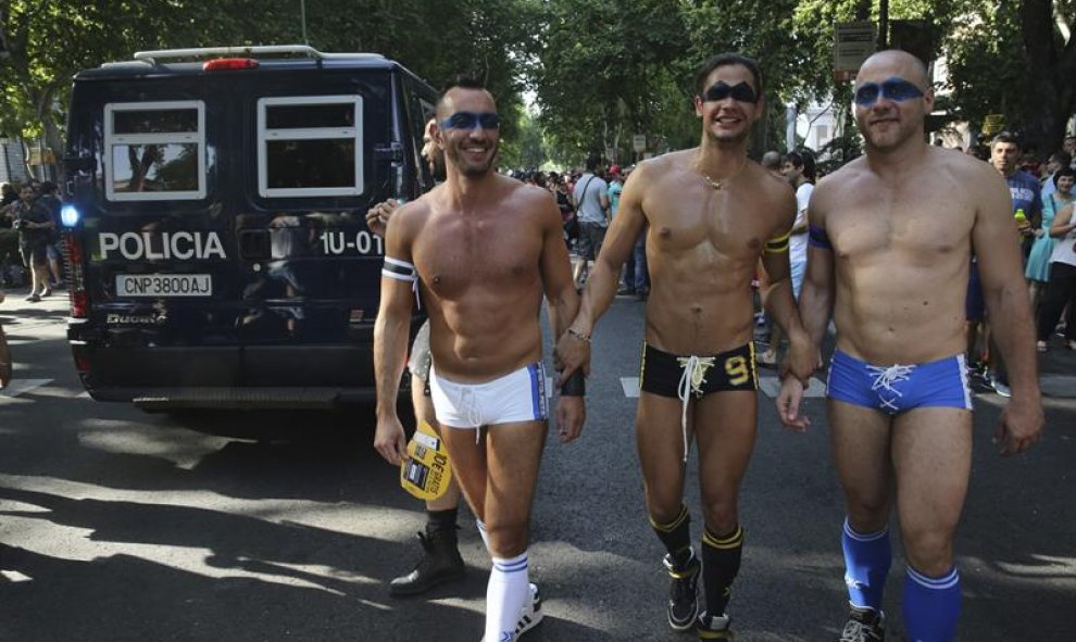 Tres participantes del tradicional desfile del Orgullo Gay que hoy recorre las calles de Madrid con el lema "Leyes por la igualdad real ¡Ya!".- EFE