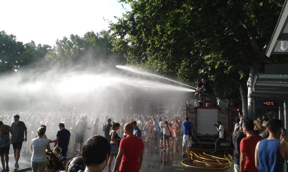 Bomberos refrescan a los asistentes