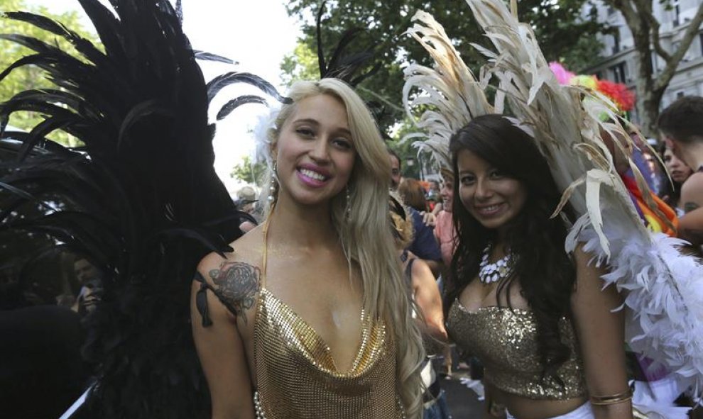 Dos participantes del tradicional desfile del Orgullo Gay que hoy recorre las calles de Madrid con el lema "Leyes por la igualdad real ¡Ya!", en una semana en la que se celebra el décimo aniversario de la aprobación de la ley del matrimonio homosexual en