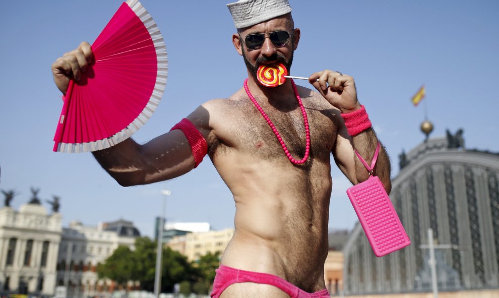 Un participante en la marcha del Orgullo posa, divertido, durante el desfile. REUTERS/Javier Barbancho