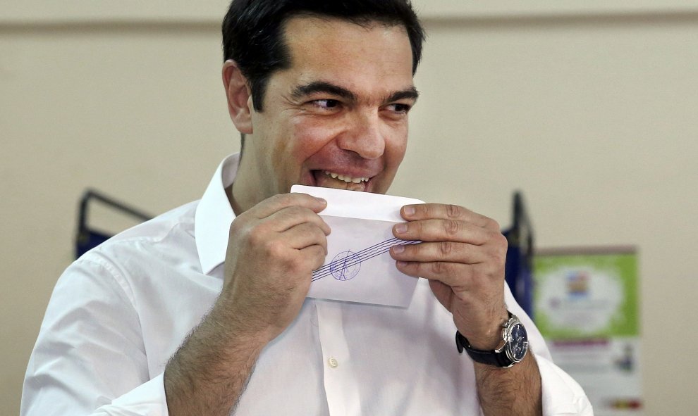 El primer ministro de Grecia, Alexis Tsipras, cierra su papeleta del referéndum antes de introducirla en la urna en un colegio de Atenas.  REUTERS/Alkis Konstantinidis
