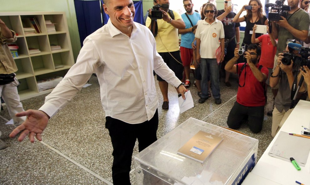 El ministro griego de Finanzas, Yanis Varoufakis, vota en un colegio electoral de Atenas.  REUTERS/Jean-Paul Pelissier