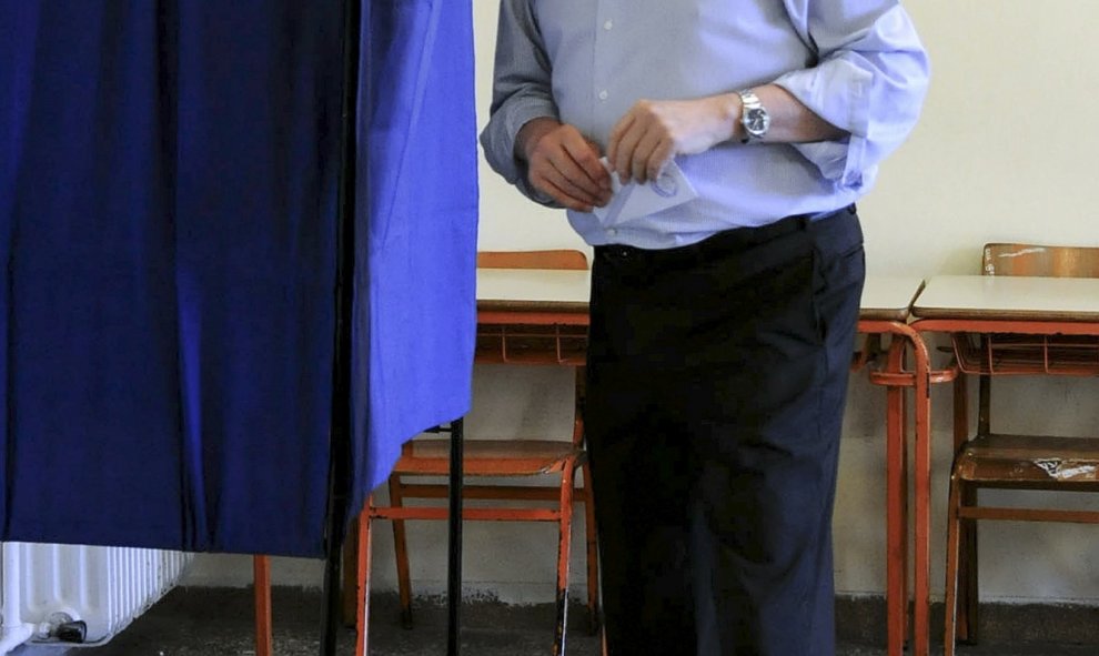 El exprimer ministro griego, Antonis Samaras, vota en el referéndum en un colegio de Pilos, al sur de Grecia.  REUTERS/Goulielmos Antoniou