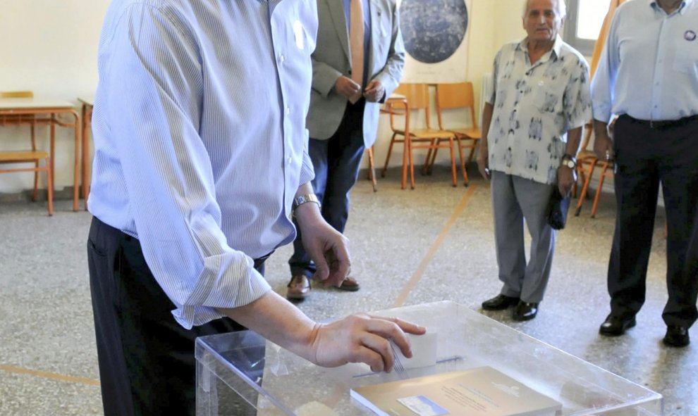 El exprimer ministro griego, Antonis Samaras, vota en el referéndum en un colegio de Pilos, al sur de Grecia. REUTERS/Goulielmos Antoniou