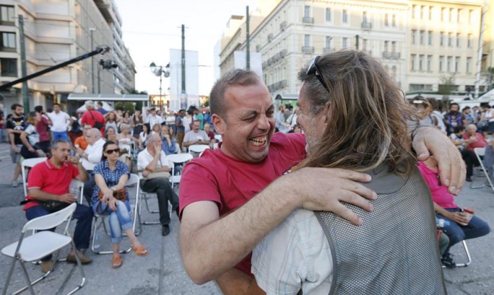 Simpatizantes del 'No' siguen en pantallas gigantes el resultado del referéndum.- EFE