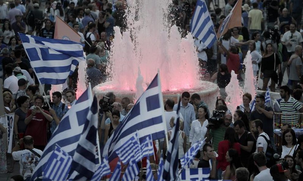 Partidarios del 'NO' celebran la previsible victoria del NO en la plaza Syntagma.- EFE