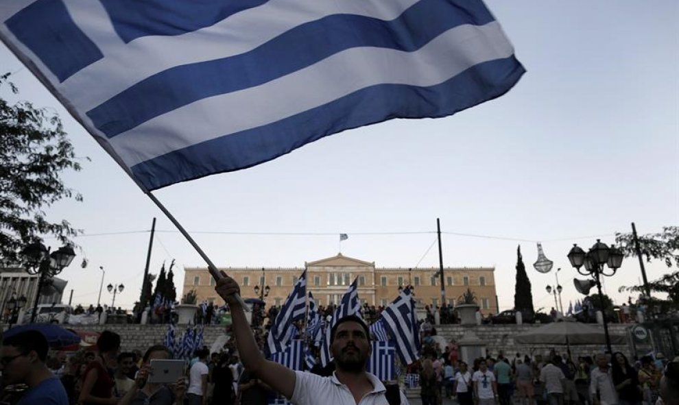 Cada vez son más las personas que acuden a la plaza Syntagma para celebrar el 'no' de la votación celebrada en Grecia / EFE