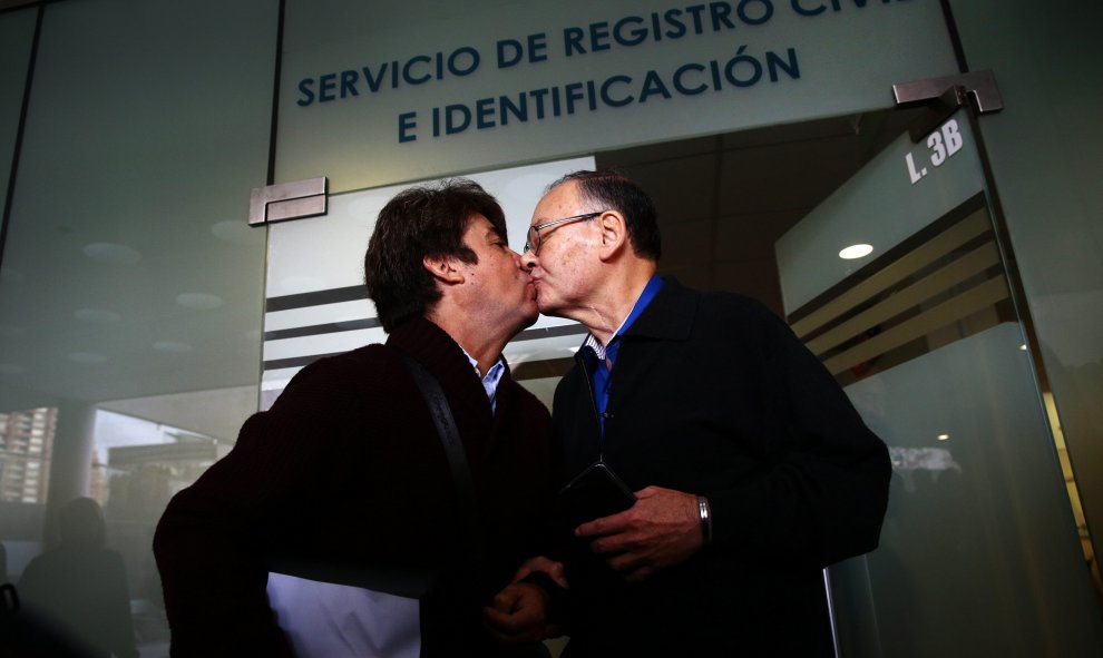 El periodista Italo Passalacqua (d) y su pareja, Patricio Herrera, se besan en la oficina del Servicio de Registro Civil e Identificación hoy, jueves 9 de julio de 2015, en la Comuna de Las Condes, en Santiago (Chile). A partir de hoy se implementa la le