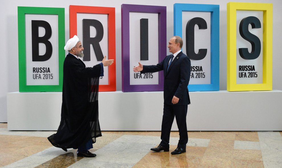 El presidente ruso, Vladímir Putin (d) da la bienvenida al presidente iraní Hasán Rohaní (i) a su llegada a Ufá, Rusia hoy con motivo del encuentro de los líderes de los BRICS (Brasil, Rusia, India, China y Sudáfrica). EFE/-