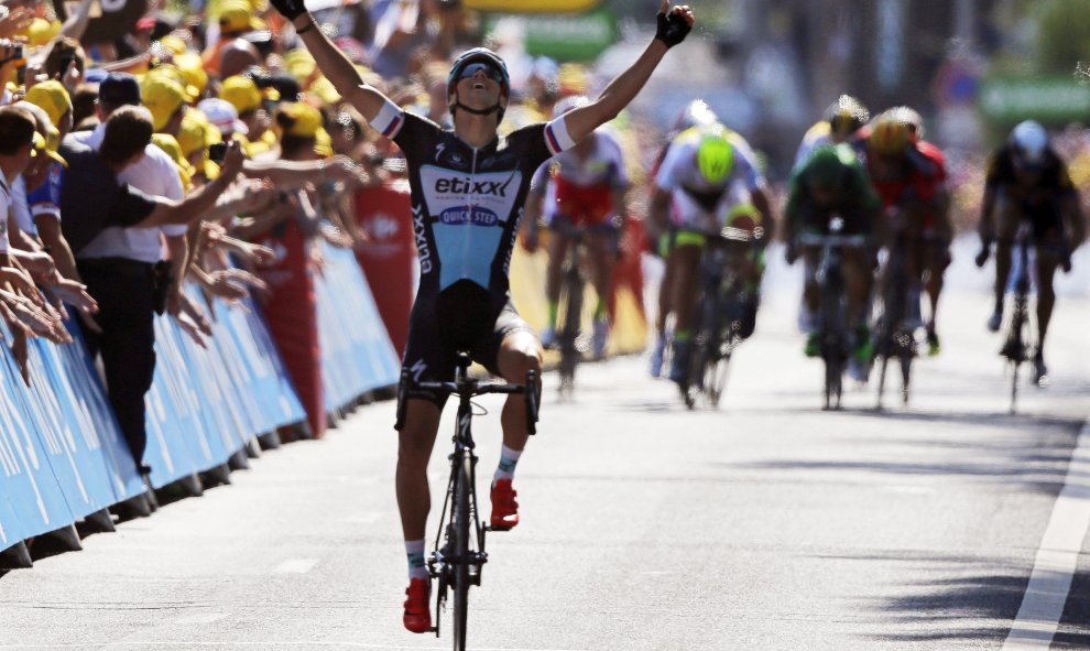 El ciclista checo Zdenek Stybar del equipo Etixx Quick Step se impone en la sexta etapa de la 102º edición del Tour de Francia, una carrera de 191.5km entre Abbeville y Le Havre, en Francia, hoy, 9 de julio de 2015. EFE/Kim Ludbrook