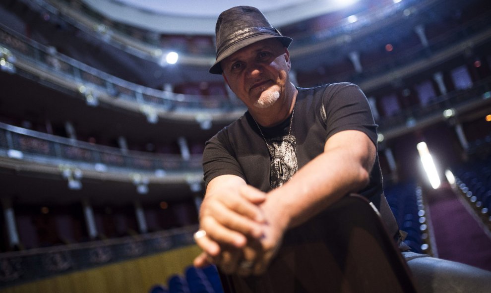 El guitarrista australiano Frank Gambale posa en el Gran Teatro de Córdoba, donde anoche actuó en el marco del Festival de la Guitarra, y tras una clase maestra ante una veintena de alumnos donde ha defendido que "la música activa partes del cerebro en la