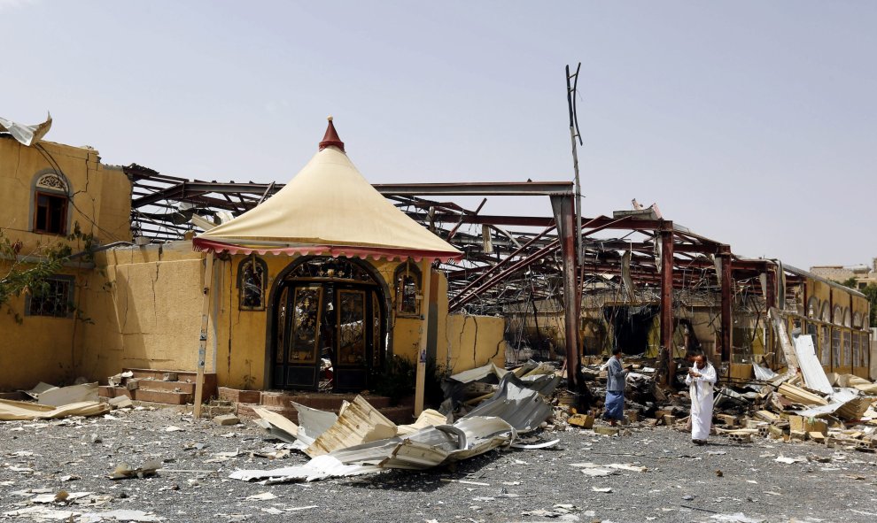 Vista de un edificio destrozado por un ataque aéreo supuestamente llevado a cabo por la coalición liderada por Arabia Saudí, en Saná, Yemen, hoy. Los combates entre los rebeldes chiíes hutíes y las fuerzas leales al presidente yemení, Abdo Rabu Mansur Had
