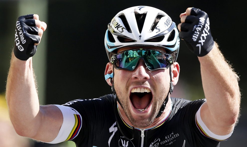 El ciclista británico Mark Cavendish del equipo Etixx Quick Step se impone en la séptima etapa de la 102º edición del Tour de Francia, una carrera de 190.5km entre Livarot y Fougeres, en Francia, hoy. EFE/Sebastien Nogier
