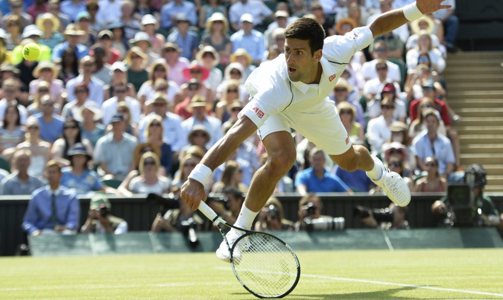 El tenista serbio Novak Djokovic devuelve una bola al francés Richard Gasquet durante el partido de semifinal del torneo de Wimbledon que ambos disputaron en el All England Lawn Tennis Club en Londres (Reino Unido) hoy. EFE/FACUNDO A