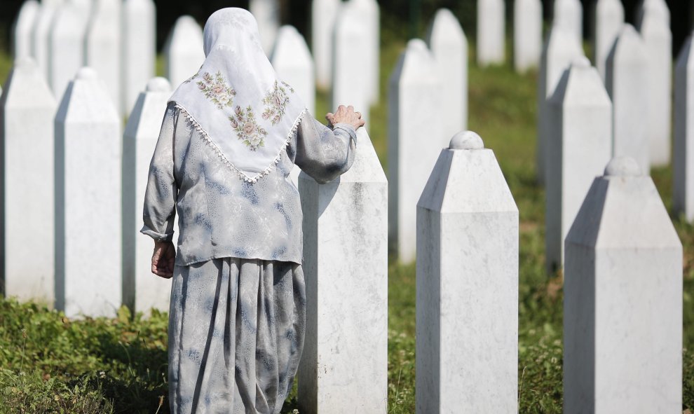 Una anciana musulmana visita el Centro Conmemorativo Potocari en Srebrenica (Bosnia-Herzegovina) hoy. Los cadáveres de 136 musulmanes bosnios recientemente identificados se enterrarán mañana dentro de una ceremonia para conmemorar el aniversario de la mas