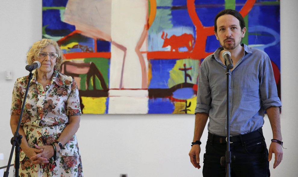 La alcaldesa de Madrid, Manuela Carmena, y el secretario general de Podemos, Pablo Iglesias, durante una breve comparecencia ante los medios de comunicación tras la reunión que han mantenido hoy en el Palacio de Cibeles. EFE/Ballesteros