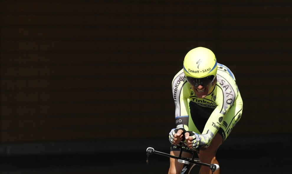 El ciclista italiano Basso ha anunciaco que abandona el Tour de Francia debido a que se le ha detectado un cáncer en el testículo izquierdo que requiere cirugía "lo más pronto posible" REUTERS/Benoit Tessier