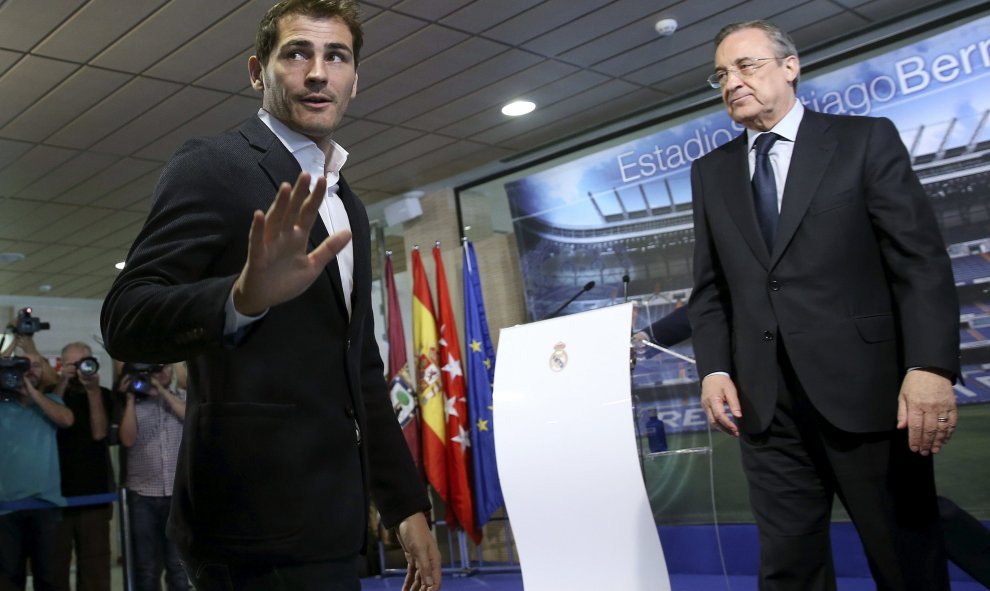 Despedida institucional a Casillas: El guardameta español Iker Casillas (i) junto al presidente del Real Madrid, Florentino Pérez, durante la depedida institucional que el club le ha brindado esta mañana en el palco de honor del estadio Santiago Bernabeu.