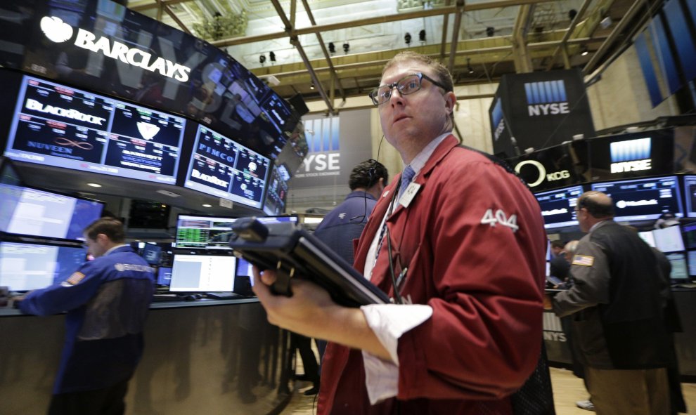 Wall Street abre al alza y el Dow Jones sube un 1,01%. Agentes de Bolsa trabajan en el parqué de Nueva York, Estados Unidos, hoy./ EFE/ ANDREW GOMBERT