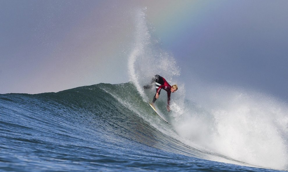 El estadounidense Nat Young durante la segunda ronda del Abierto de surf JBay, en Jeffreys Bay, Sudáfrica, hoy, lunes 13 de julio de 2015. EFE/Kelly Cestari/WSL