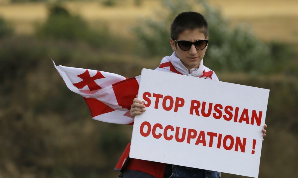 Un manifestante sujeta un cartel con las palabras "No a la ocupación rusa" durante una concentración anti-Rusia en Khurvaleti, Georgia, hoy 14 de julio de 2015. EFE/Zurab Kurtsikidze