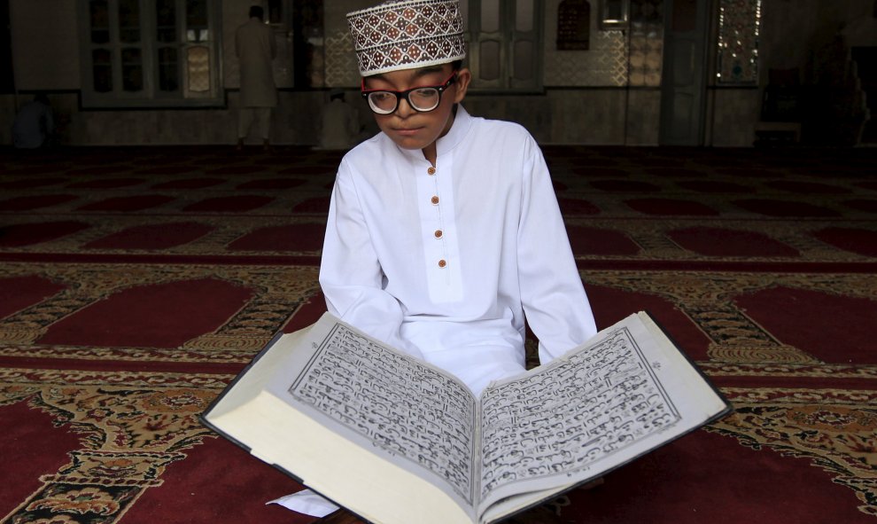 Un niño lee el Corán durante el Ramadán en la Mezquita Anwar -ul - Uloom en Islamabad , Pakistán. REUTERS/Faisal Mahmood