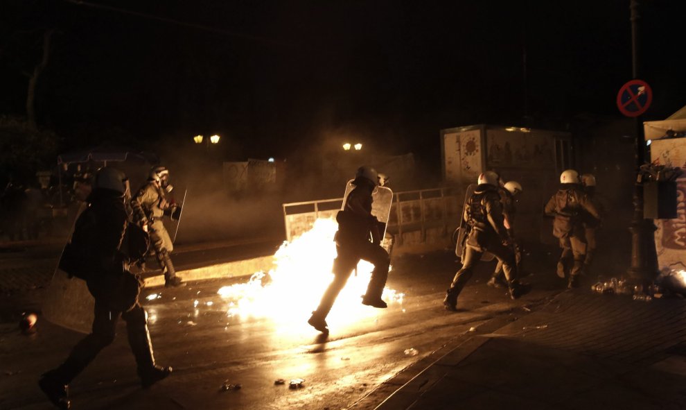 Manifestantes lanzan cócteles molotov a la Policía  durante manifestaciones contra el acuerdo alcanzado entre el Gobierno y los socios en la céntrica plaza de Syntagma. Los incidentes tuvieron lugar al margen de la marcha convocada por la confederación de