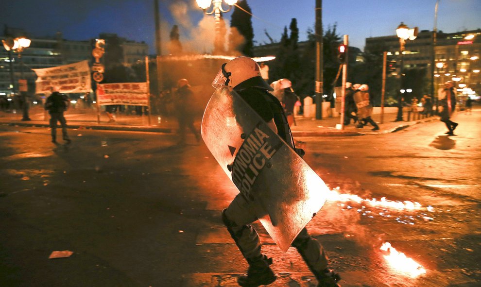 La policía griega se ha tenido que emplear a fondo para dispersar a los manifestantes, llegando a llenar de gases lacrimógenos la Plaza Syntagma de Atenas. EFE/ Yannis Kolesidis