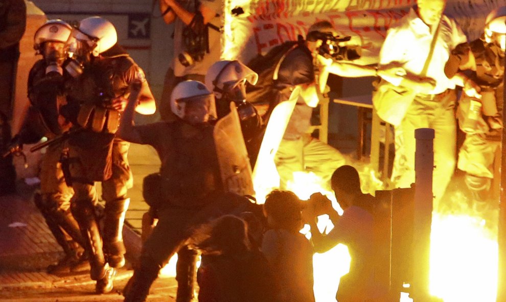 En los violentos choques entre la policía y los manifestantes, se han producido 35 detenciones. EFE/ Yannis Kolesidis