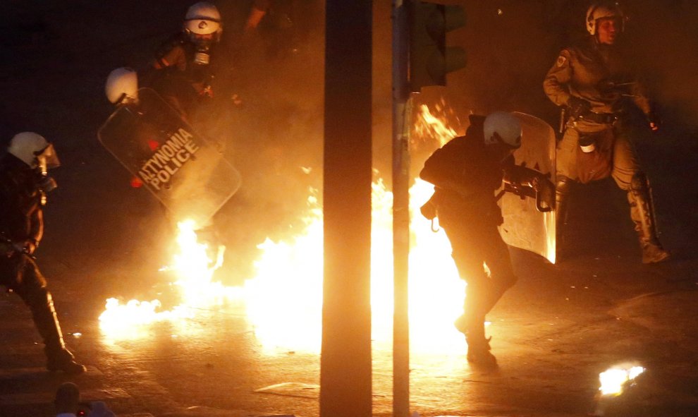 La policía se ha visto superada en muchas ocasiones por la lluvia constante de piedras y proyectiles incendiarios. EFE/ Yannis Kolesidis