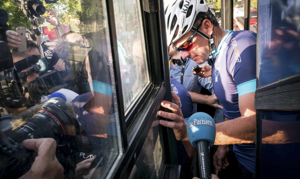 El ciclista Lance Armstrong rodeado de periodistas antes de participar en un evento de caridad 'One Day Ahead' de Geoff Thomas en una etapa del 102º Tour de Francia de Muret a Rodez, 16 de julio, 2015. REUTERS/Fred Lancelot