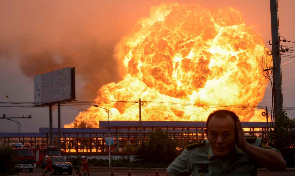 Una explosión en una planta petroquímica en Rizhao, provincia de Shandong, 16 de julio de 2015. Según la Agencia de Noticias Xinhua, se produjo un incendio después de la explosión, que fue causada por una fuga de hidrocarburo licuado en la planta, en la m