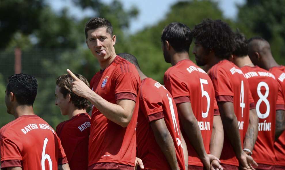 El delantero polaco del Bayern de Múnich, Robert Lewandowski, antes de posar para la fotografía oficial del equipo en Múnich, Alemania, hoy, 16 de julio de 2015. EFE/ANDREAS GEBERT