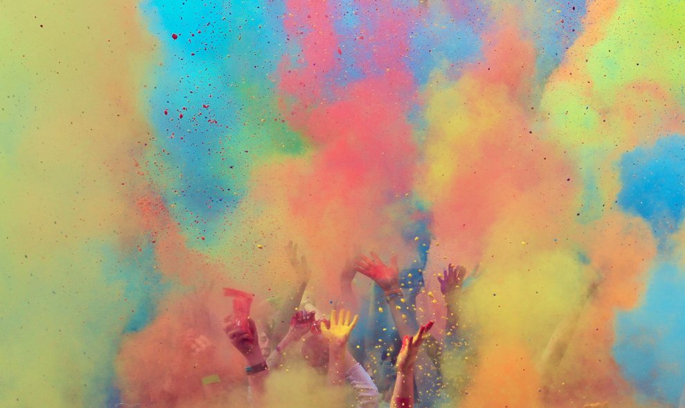 Diversión en la carrera de color en Olomouc, en el centro de Moravia en República Checa, hoy 16 de julio 2015. AFP/ RADEK MICA