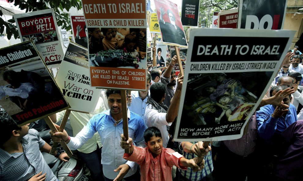 Un grupo de musulmanes chiítas muestran pancartas durante una protesta con motivo del Día Internacional de Al Quds en Bangalore (India). Es un evento anual que se celebra el último viernes de ramadán para clamar contra la opresión de Israel sobre los pale