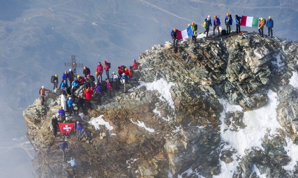 Montañeros de Suiza, Italia, Francia y Reino Unido escalan el monte cervino cuando se conmemora el 150 aniversario del primer ascenso al también conocido como Matterhorn en Zermatt (Suiza) hoy, 17 de julio de 2015. EFE/Dominic Steinmann