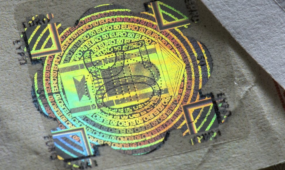 Imagen facilitada hoy, 17 de julio de 2015, que muestra un falso holograma pegado a un falso billete de 50 euros durante la presentación de falsificaciones de euros en el Bundesbank en Fráncfort (Alemania) el pasado 15 de julio. Según el Banco Central Eur