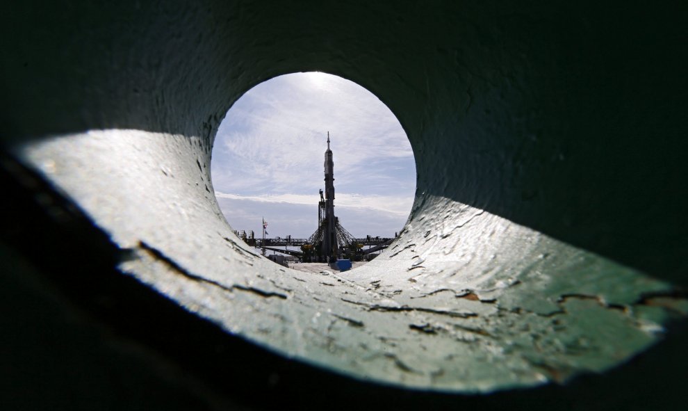 Vista general del montaje la nave rusa Soyuz TMA-17M en el cosmódromo de Baikonur (Kazajistán).