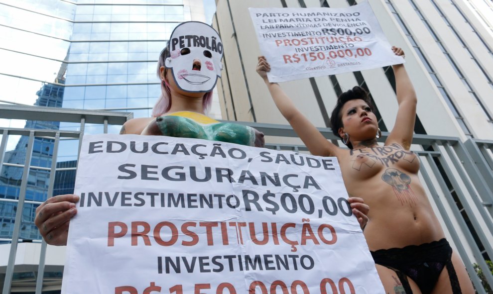 Integrantes del colectivo feminista Las Bastardas protestan por la utilización de dineros de Petrobras para financiar fiestas y prostitución de lujo para políticos brasileños hoy, lunes 19 de julio de 2015, en Sao Paulo (Brasil). EFE/Carlos Villalba